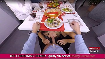Boquete debaixo da mesa no Natal em VR com a linda loira