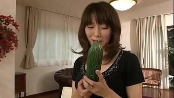 Madre giapponese che si masturba con un grosso cetriolo