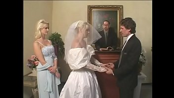 Homem desonesto entrega sua jovem e charmosa esposa Missy Monroe nas mãos sujas de um casal de maníacos de látex usando máscaras de gás