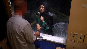 ARABS EXPOSED - Mulher Árabe Desesperada Fucks For Money At Shady Motel