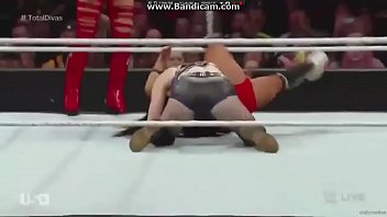 Paige vs The Bellas. Handicap match. Raw 2015.