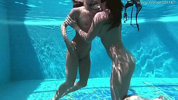 Джессика и Линдси купаются обнаженными в бассейне