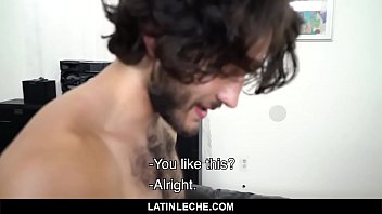 LatinLeche - Deux mecs hétéros qui aiment la bite se baisent mutuellement pour de l'argent
