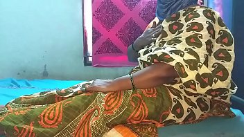 Mulher de casa indiana traindo saree removendo e seios aparecendo na webcam