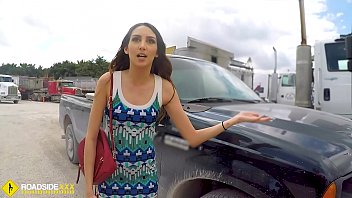 Roadside - Spicy Latina fode um pau grande para libertar seu carro