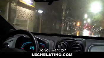 Junge lateinische Taxifahrer nimmt rohen Schwanz und saugt