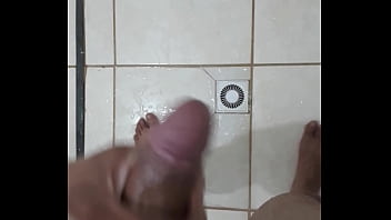 Masturbarsi davvero caldi sotto la doccia