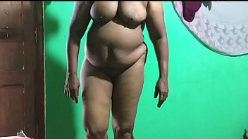 Веламма Бхабхи Индийское красивое шоу мастурбирует, трахает себя пальцами и стонет, зрелая милфа думает и жестко банан