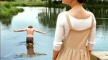 Ирина Горячева купается обнаженной в озере
