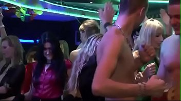 Das Tanzen wurde unterbrochen, während auf der Frauenparty Sex mit verschiedenen Menschen stattfand