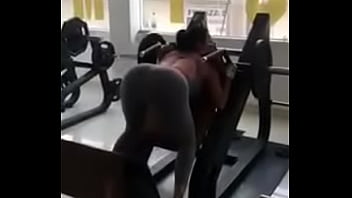 culona roxy dans la salle de gym