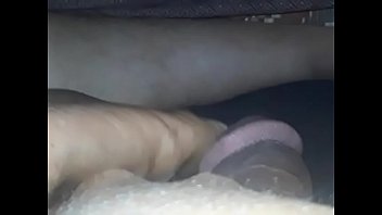 Сексуальная зрелая жена дрочит подошвой с полированными оранжевыми пальцами ног, камшот 2019