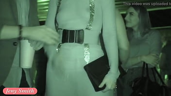 Jeny Smith nue dans un événement public en robe transparente