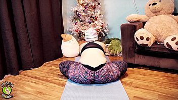 Yoga session in a new pair of tight leggings! Enjoy watching as I stretch my limbs and bounce my big butt *Subscribe to XVIDEOS RED for FULL videos*