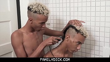 FamilyDick - Des jumeaux identiques identiques se branlent côte à côte