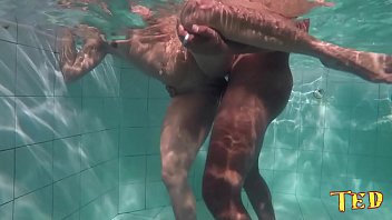 Nego Catra ne s'arrête pas après que la scène tombe dans la piscine et baise le cul de Bianca Naldy dans l'eau - Capoeira Acteur