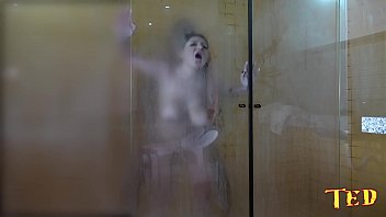 El hombre superdotado pilló a la rubia en la ducha después de la escena - Rafaella Denardin - Ed Junior
