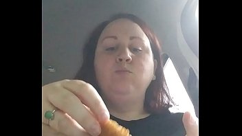 Chubby BBW isst im Auto, während sie von einem Fremden angefahren wird