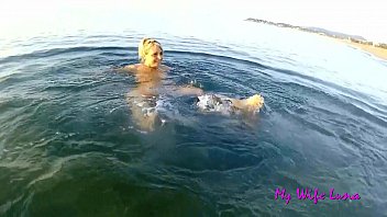 Diese italienische MILF will am Strand vor allen Leuten einen Schwanz haben und lutscht und wird unter Wasser gefickt