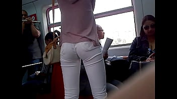 素敵な資産：電車の中で白いズボン