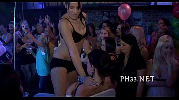 Групповой секс с дикой пирожкой в ночном клубе