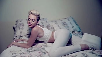 Miley Cyrus shaking her ass