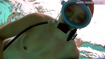 Минни Манга отсасывает дилдо под водой