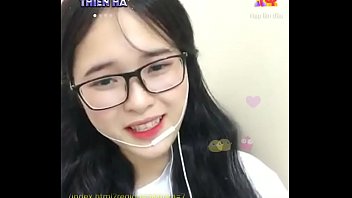 Very pretty Vietnamese girl livestream Uplive