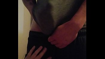 Realknox se masturba com camisa, gozada