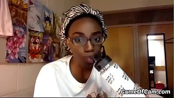 Etudiante sénégalaise en france : elle se gode le cul à la cam pour survivre - part 1