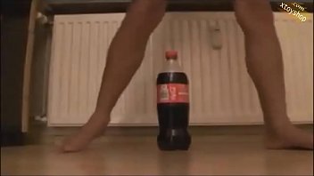 Горячая возбужденная тинка скачет на бутылке кока-колы