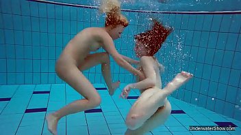 Zwei heiße Lesben im Pool