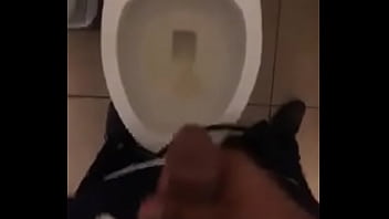 My cock is vomited in a central cardesa bathroom