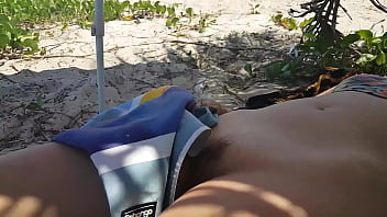 Esposa desnuda en la playa provocando el hacha