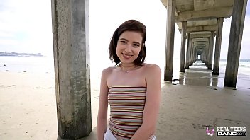 Real Teens - Hot Cute Brunette Teen fa il primo porno