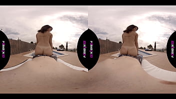 PORNBCN VR 4K Pov cazzo con il giovane vicino in piscina L' Mia Navarro blowjob footjob masturbazione realtà virtuale