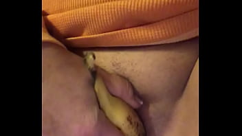 Solo Milf fickt Banane