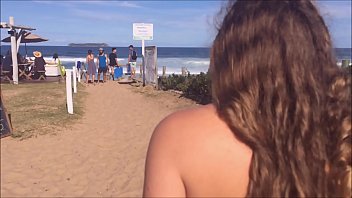YouTubeチャンネル「KellenzinhaSemSegredos」からのビデオ-ヌーディストビーチで何が起こっているのですか？