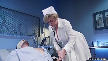 L'infermiera tettona milf domina il paziente maschio