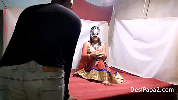Bhabhi indiano in abiti tradizionali che fanno sesso duro e rischioso con il suo Devar