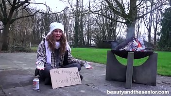 Obdachloses Mädchen, das um alten Hahn bittet