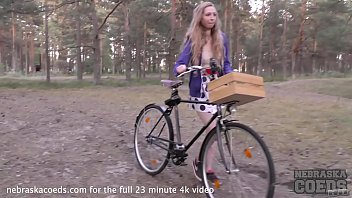 areana fox reitet nackt auf ihrem Fahrrad und masturbiert im Wald