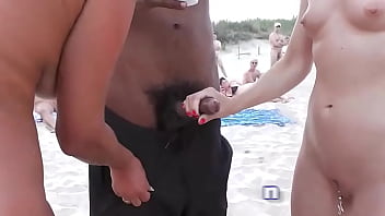 Naomi e sua namorada se masturbam voyeurs na praia pública