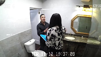 El sexo duro después de una cita a ciegas está siendo grabado por una cámara espía en la casa de Creeper.