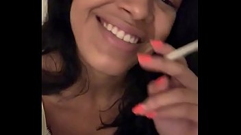 Sexy Latina Fuma Com Você