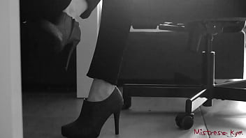 La dominatrice si fa leccare le scarpe e i piedi - Mistress Kym