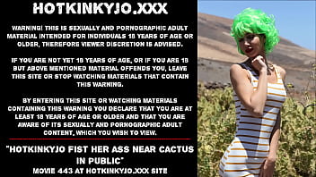 Hotkinkyjo puño su culo cerca de cactus en público