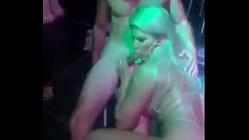 Katharine Madrid e Vagninho sexo em público blowjob no palco da Happy Space night Club