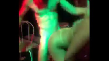Vagninho e Katharine Madrid ela sentando gostoso e ao vivo no palco da Happy Space night Club com um plug no cuzinho fazendo aquele show de sexo ao vivo para o delírio da galera