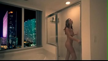m. Em Miami: Sexy Shower Girl